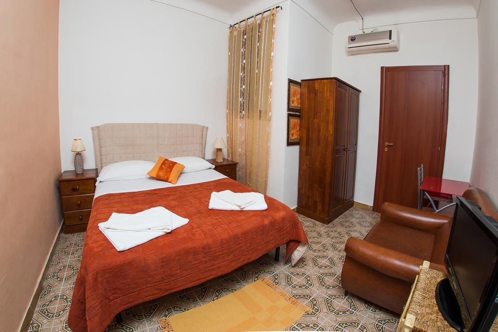 Bed and Breakfast Umberto 33 Пьяцца-Армерина Номер фото